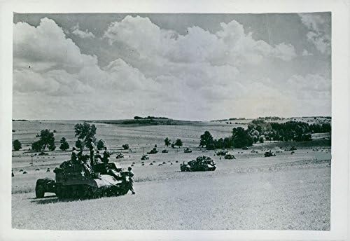 תצלום וינטג 'של רכבים משוריינים של חטיבה אמריקאית על צורת הגבעה הצרפתית לצורך התקפה המונית על נסוג בכוחות